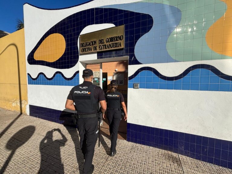 Dos agentes de la Policía Nacional entrando a la Oficina de Extranjería en Melilla