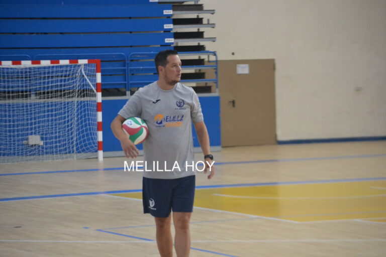 Entrenador Alberto Rodríguez sosteniendo un balón de voleibol en el Pabellón Javier Imbroda.