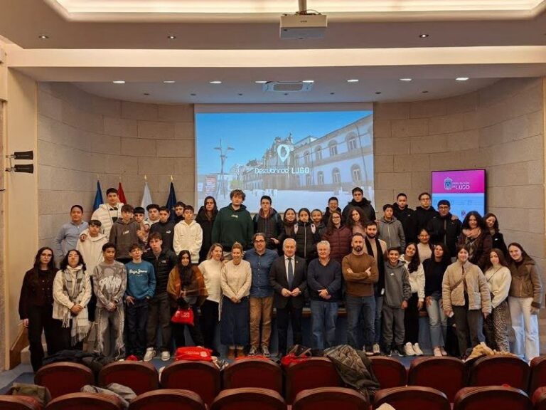 Grupo de alumnos y profesores del IES Leopoldo Queipo en Lugo