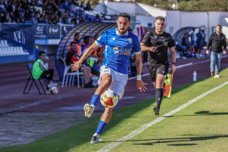 Álvaro Comenge, Alvarito, jugando en un partido de fútbol con la U.D. Melilla