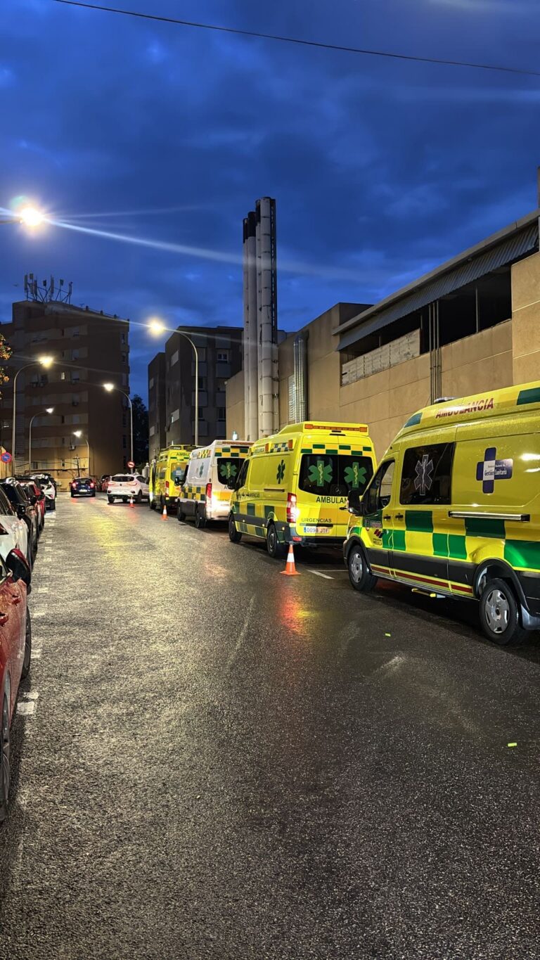 Ambulancias estacionadas en una calle bajo un cielo nublado