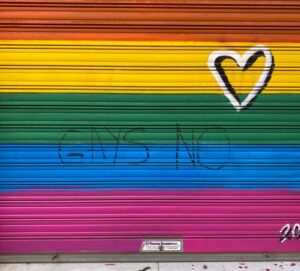 Mural con colores del arcoíris y mensaje de apoyo a la comunidad LGTBIQ+