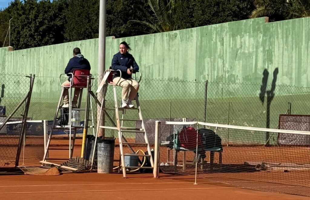 Árbitros en sillas altas durante un torneo de tenis en Melilla