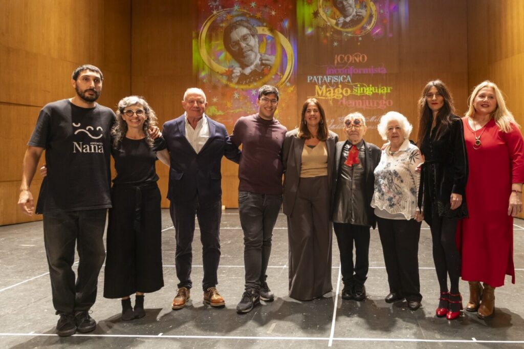 Fernando Arrabal y asistentes en homenaje en Melilla