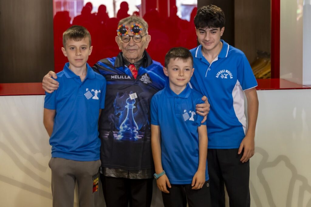 Fernando Arrabal con niños en su regreso a Melilla