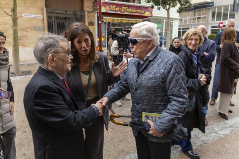 Fernando Arrabal recibiendo un homenaje en Melilla con asistentes emocionados