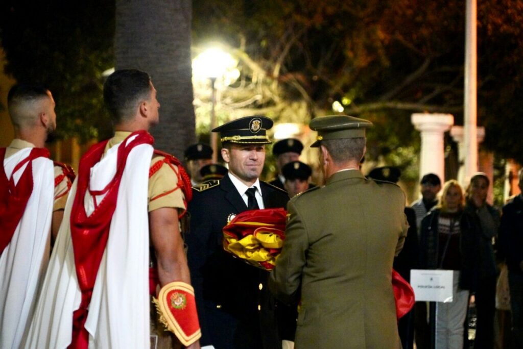 Ceremonia de arriado de bandera en Melilla con autoridades presentes.
