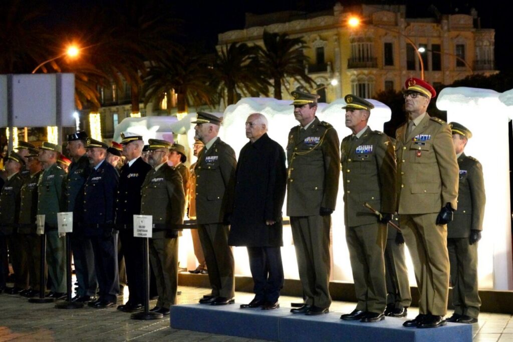 Ceremonia de arriado de bandera con autoridades en Melilla