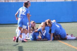 Jugadoras del ATM Melilla celebrando un gol en el campo