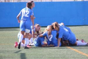 Jugadoras del ATM Melilla celebrando un gol en el campo