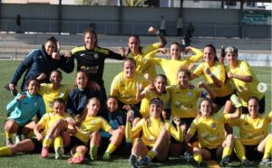 Equipo femenino del ATM Melilla celebrando una victoria en el campo