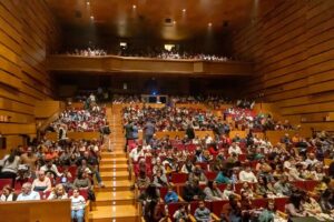 Auditorio lleno de personas esperando un evento cultural