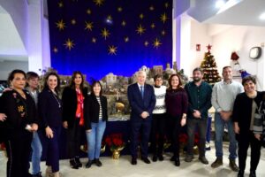 Inauguración del Belén en Aulas Culturales para Mayores con asistentes