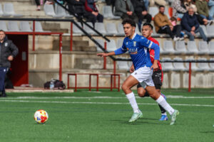 Ayoub Mohamed Kanam corriendo con el balón durante su debut en el fútbol.
