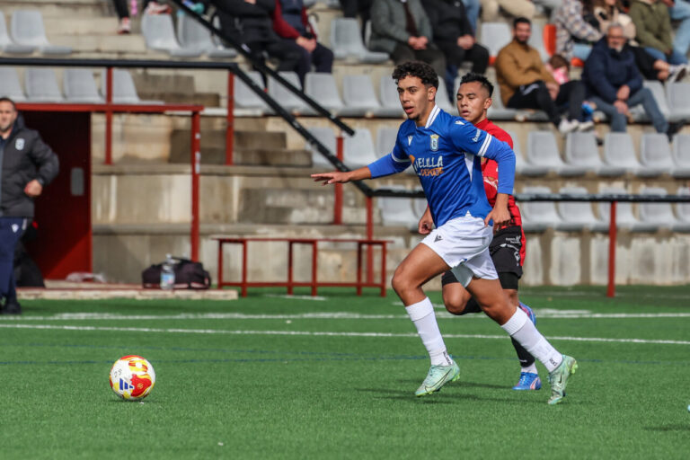 Ayoub Mohamed Kanam corriendo con el balón durante su debut en el fútbol.