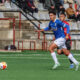 Ayoub Mohamed Kanam corriendo con el balón durante su debut en el fútbol.