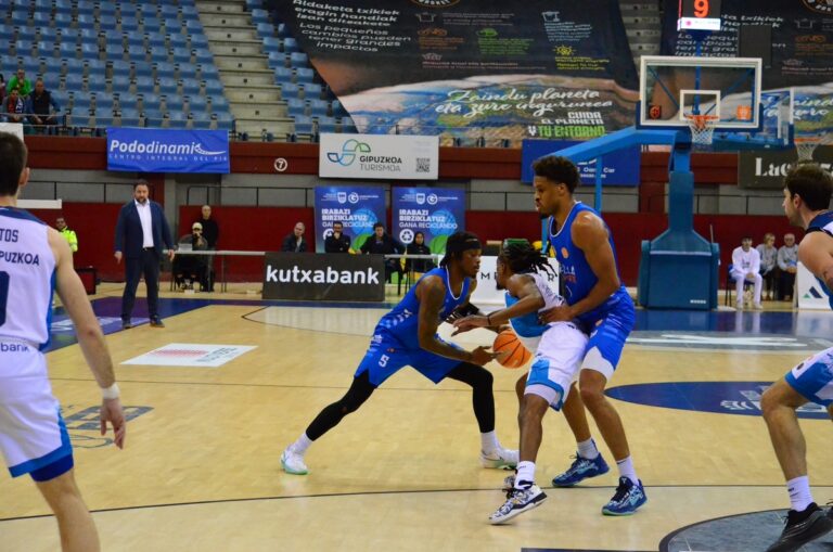 Jugadores de baloncesto en acción durante un partido entre Melilla y Gipuzkoa