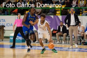 Jugadores de baloncesto en acción durante un partido entre Ourense y Melilla.