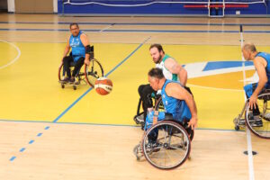 Jugadores de baloncesto en silla de ruedas durante un partido