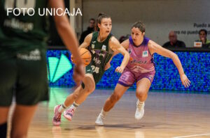 Jugadoras de baloncesto compitiendo en un partido entre Unicaja y Melilla.