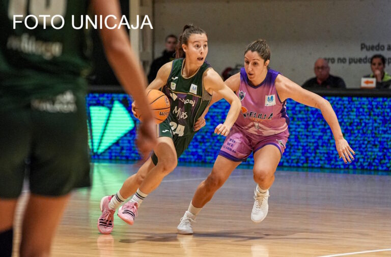 Jugadoras de baloncesto compitiendo en un partido entre Unicaja y Melilla.
