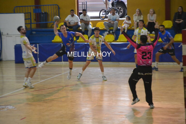 Jugadores del Club Balonmano Virgen de la Victoria en acción durante un partido