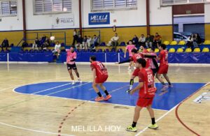 Jugadores del Club Balonmano Virgen de la Victoria en acción en el Pabellón Villarta de San Juan