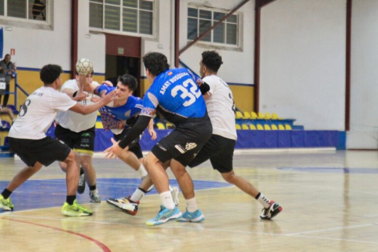 Jugadores del Club Balonmano Virgen de la Victoria en un partido