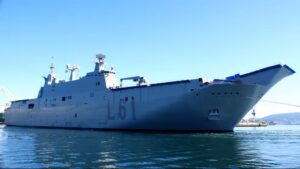 Barco portaviones LHD de la Armada española en el mar