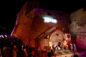 Belén tradicional en el Foso del Hornabeque en Melilla durante la noche.