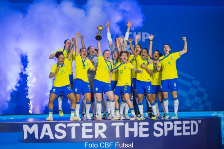 Jugadoras de Brasil celebrando su victoria en el Mundial femenino de fútbol sala