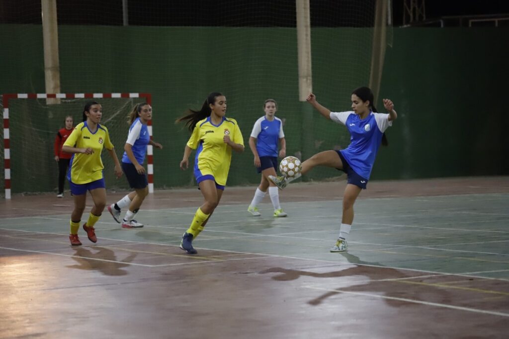 Jugadoras de fútbol sala compitiendo en la final juvenil femenina