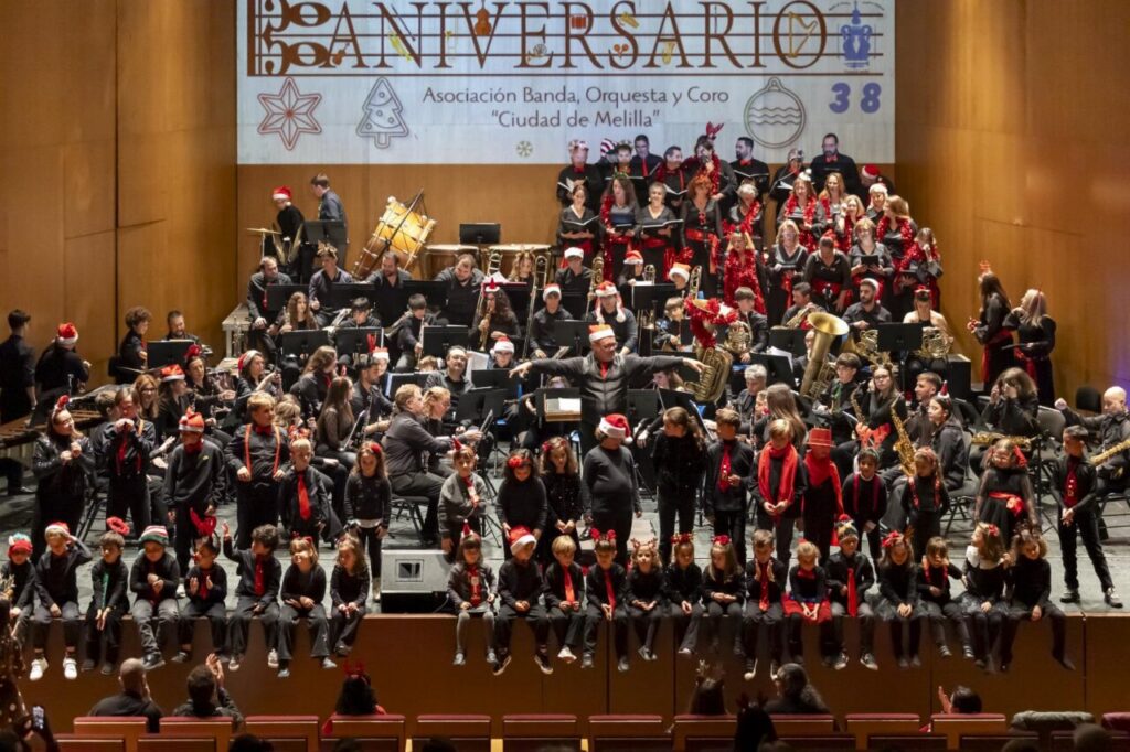 Concierto de Navidad de la Asociación Banda, Orquesta y Coro Ciudad de Melilla en el Kursaal.