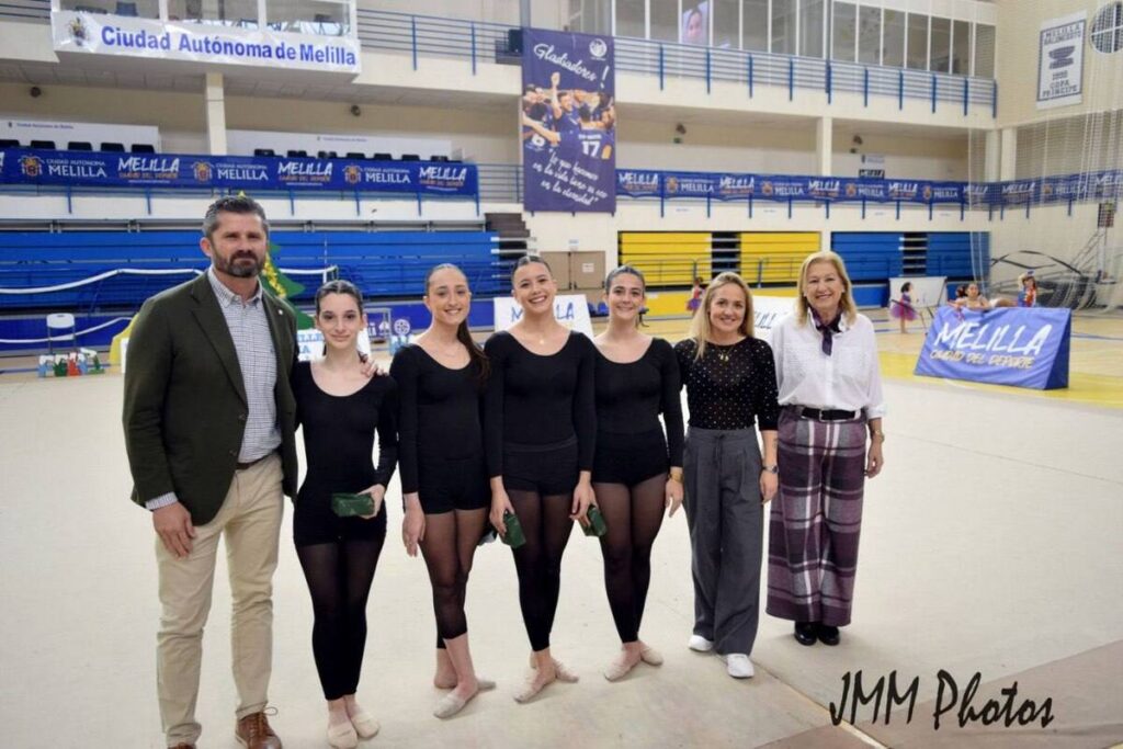 Grupo de gimnastas en el Pabellón Javier Imbroda tras un espectáculo