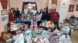 Grupo de personas en una campaña solidaria con juguetes para niños