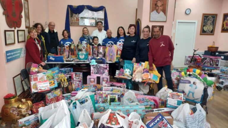 Grupo de personas en una campaña solidaria con juguetes para niños