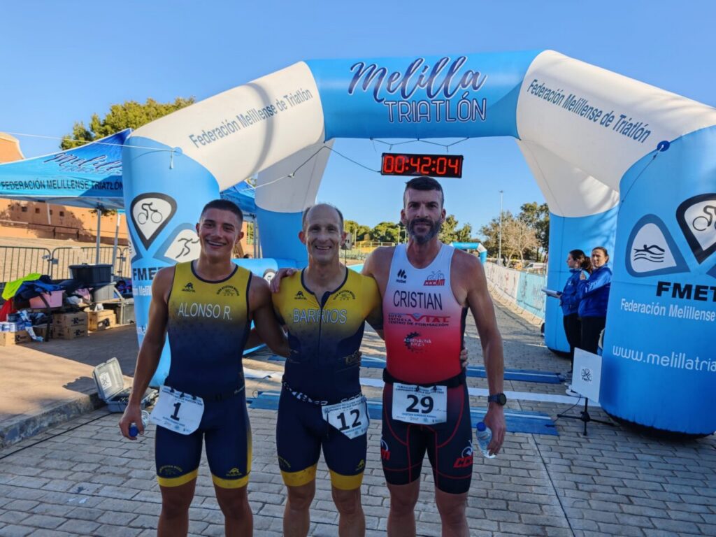 Tres competidores sonrientes en el Campeonato de Duatlón Cros en Melilla