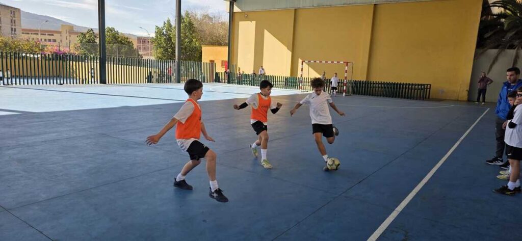 Niños jugando fútbol sala en el campus de Navidad