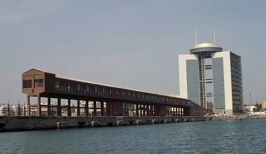 Vista del Cargadero del Mineral en Melilla junto al mar