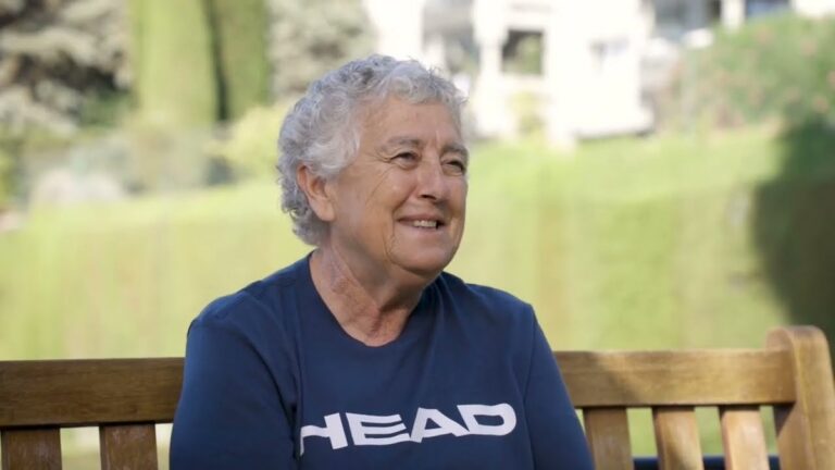 Carmen Perea Alcalá sonriendo en un banco al aire libre