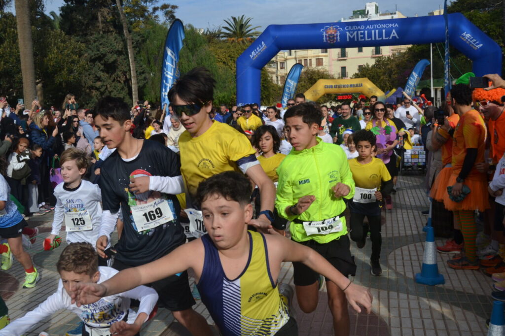 Participantes corriendo en la San Silvestre de Melilla 2025