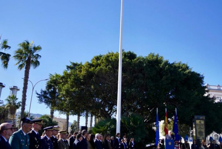 Ceremonia con autoridades en Melilla bajo un cielo despejado