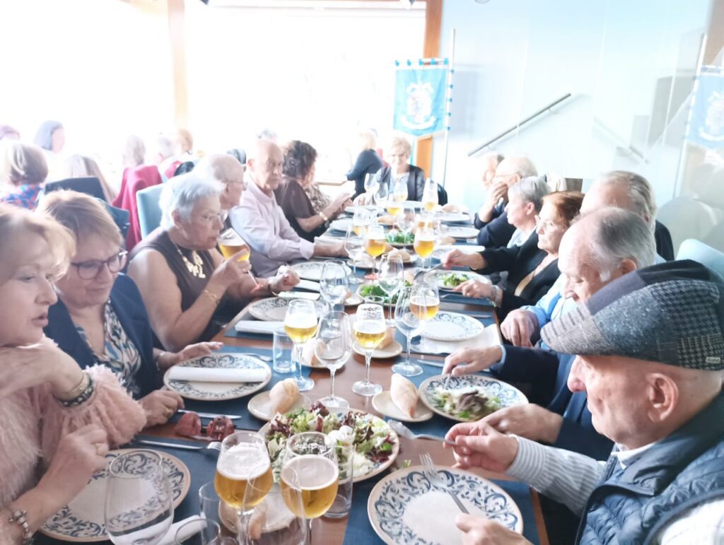 Socios disfrutando de una comida en la Casa de Melilla en Almería