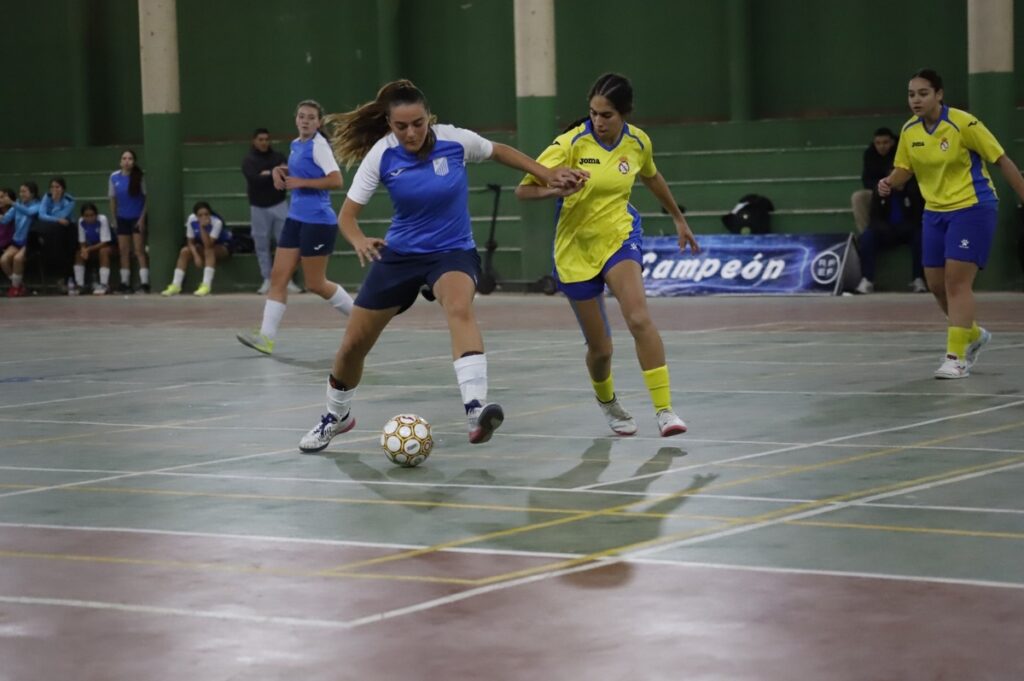 Jugadoras compiten en la final de la Copa Juvenil Sala Femenina
