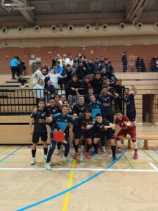 Jugadores del C.D. Melistar celebrando una victoria en el pabellón