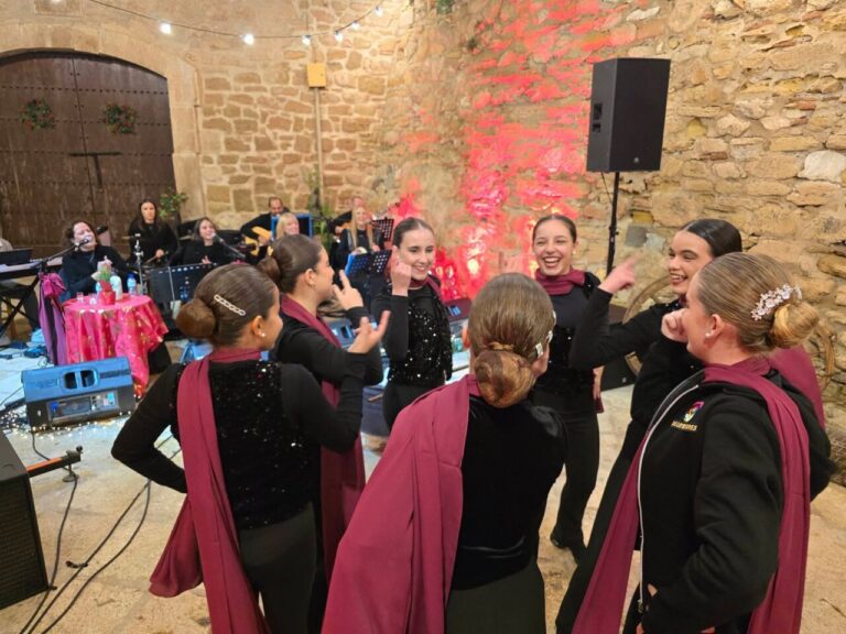 Grupo de baile en la celebración navideña de la Casa Regional de Ceuta