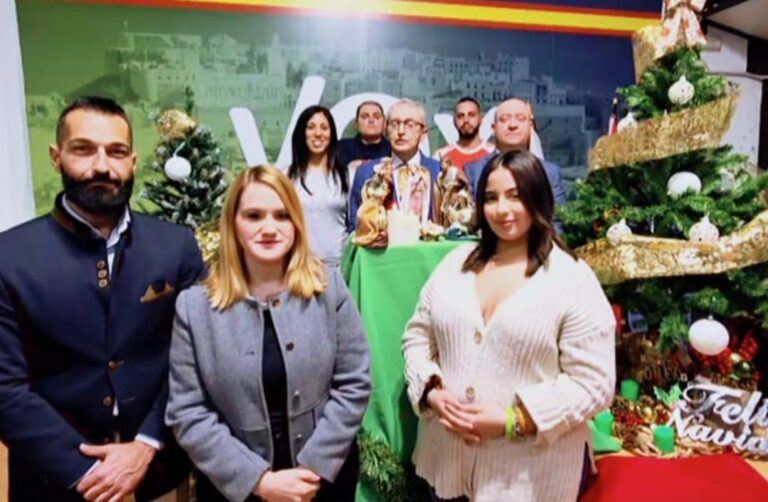 Grupo de personas celebrando la Navidad con decoraciones festivas.