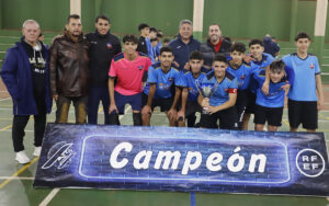 Equipo C.F. Rusadir posando con el trofeo de la Copa Cadete de Fútbol Sala