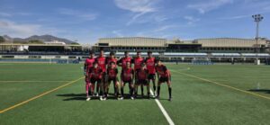 Jugadores del C.F. Rusadir posando en el campo de fútbol