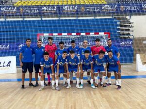 Equipo del C.F. Rusadir Melilla posando en el pabellón de deportes